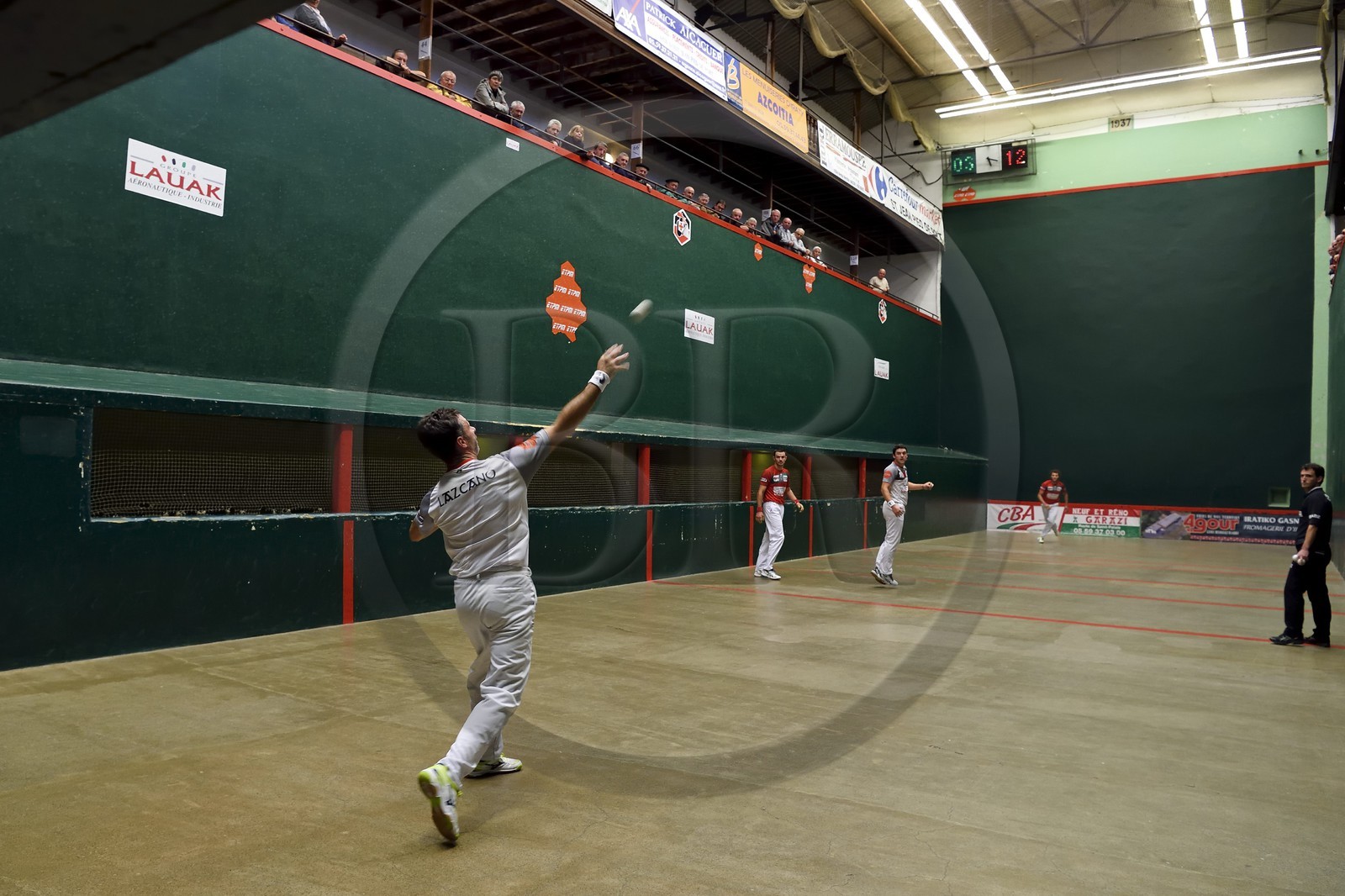 France, Pyrénées-Atlantiques (64), Pays-Basque, Saint-Jean-Pied-de-Port, trinquet Garat, traditionnelle partie de Pelote basque à main nue pour la coupe des Chasseurs