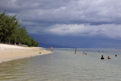 France, île de la Réunion, Saint-Paul, la plage du lagon de la Saline-les-Bains