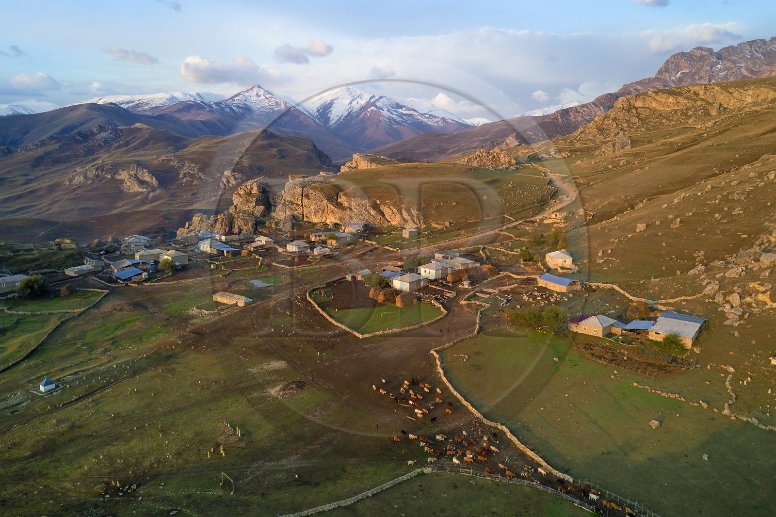Azerbaïdjan, région de Quba (Guba), chaine de montagne du Grand Caucase, village de Giriz à l'aube (vue aérienne)
