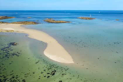 France, Finistère (29), Iles du Ponant, Ile de Batz, plage de Porz verc'h à la Pointe de Penn-Batz au Sud-Est de l'ile (vue aérienne)