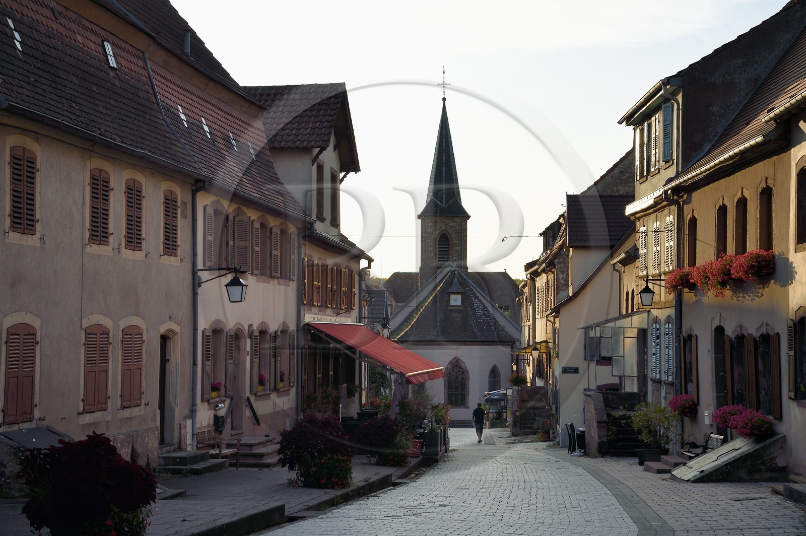 France, Bas-Rhin (67), Parc Naturel régional des Vosges du Nord, La Petite Pierre, l'église simultanée Notre-Dame au bout de la rue du Chateau