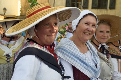 France, Var (83), Massif des Maures, Collobrières, groupe de danseurs et musiciens traditionnels provencaux à la fêtes de la châtaigne