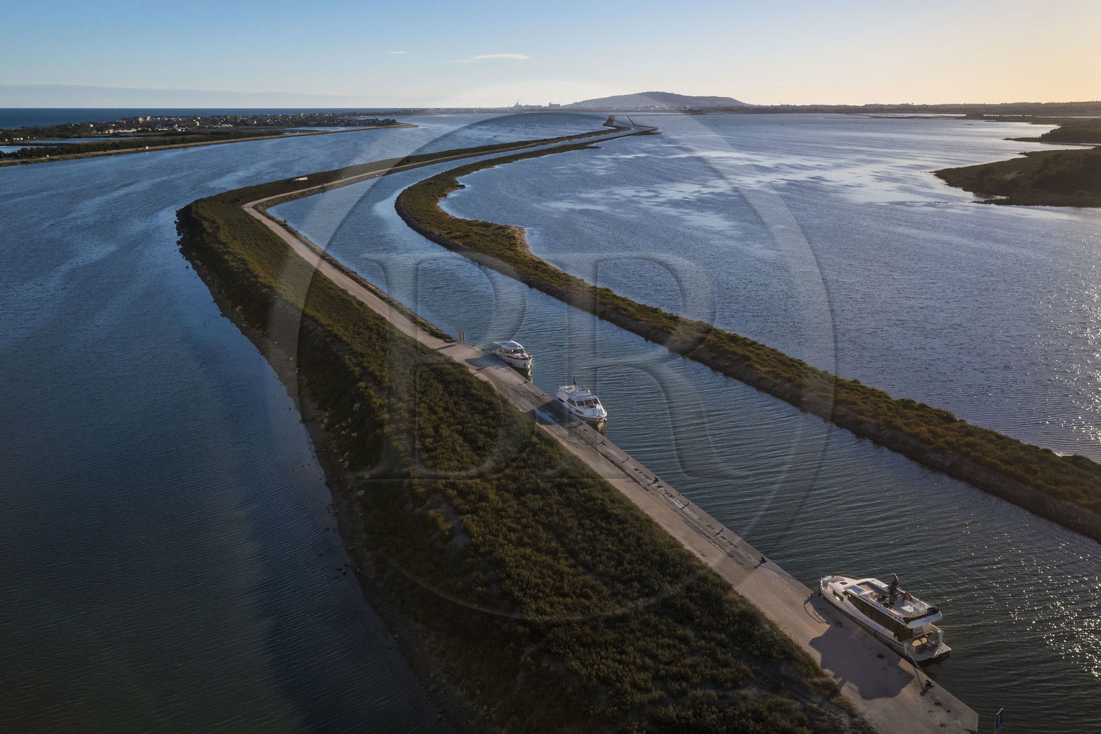 France, Hérault (34), Frontignan, bateaux de plaisance sur le canal du Rhône à Sète, le Mont Saint-Clair à Sète en arrière plan (vue aérienne)