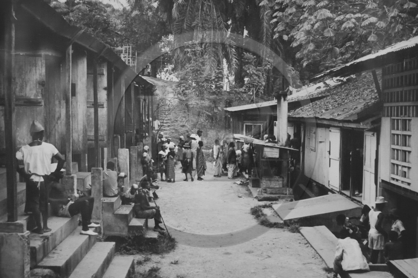 Gabon, Province du Moyen-Ogooué, Lambaréné, Hopital Albert Schweitzer, une rue de l'hopital entre la Grande Pharmacie (policlinique) et la case Bouka (case des nouveaux opérés) (image d'archive)