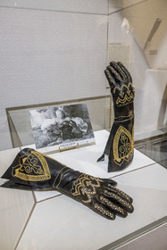 France, Aveyron (12), Millau, musée de Millau et des Grands Causses installé dans l'Hotel de Pegayrolles, les gants magiques de la Bête qui faisait voyager la Belle à travers le temps dans le film de Jean Cocteau, recréés en 2016 par les ateliers de la Maison Fabre