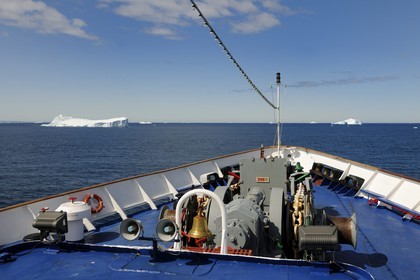 Groenland, région méridionale, le bateau de croisière le Princess Danané croise des icebergs au large du Cap Farvel (Farewell)