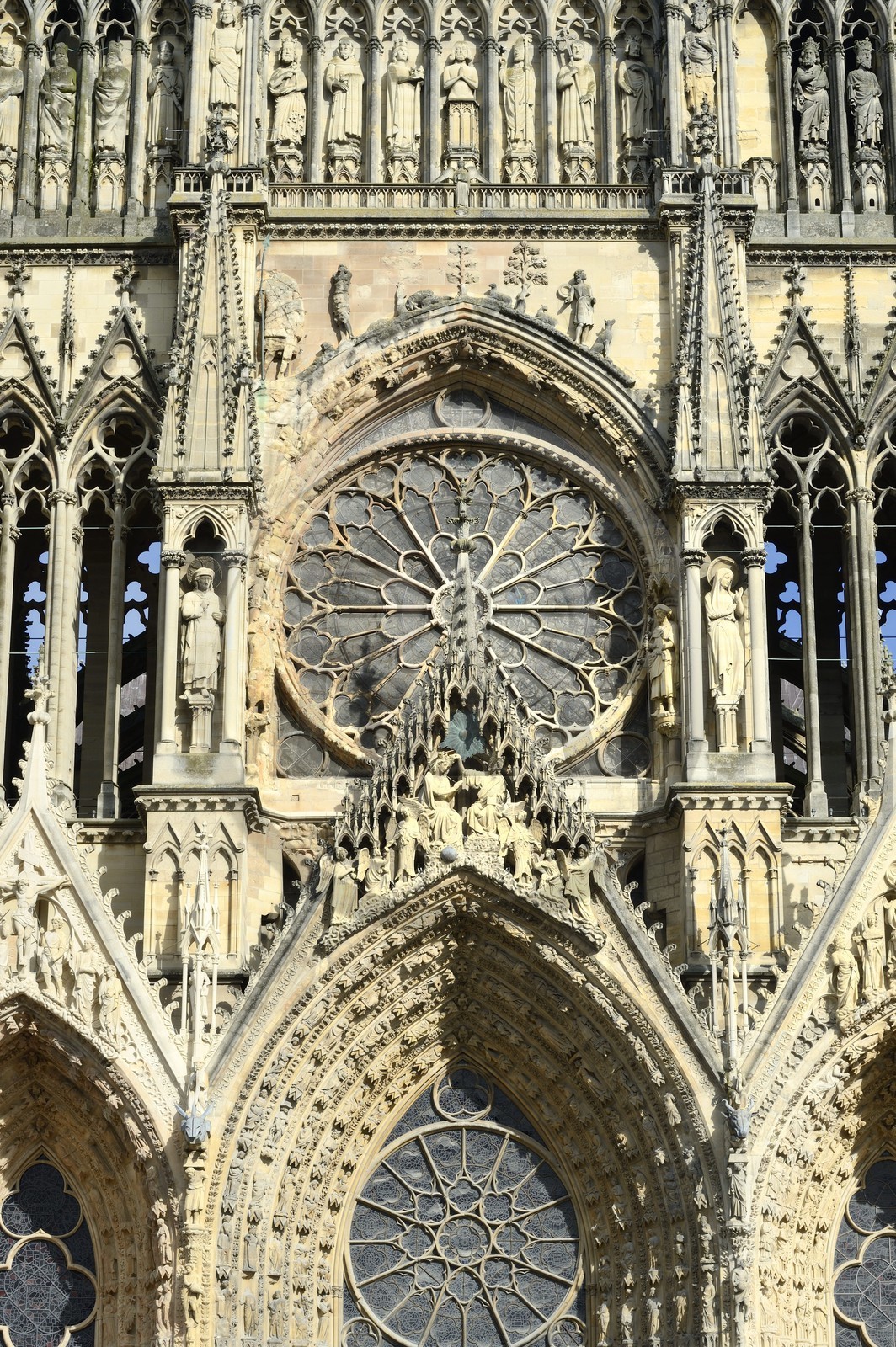France, Marne (51), Reims, la cathédrale Notre-Dame de Reims, classée Patrimoine Mondial de l'UNESCO, le baptême de Clovis (au centre) par l'éveque Saint-Remi en haut et la grande rosace de la facade occidentale