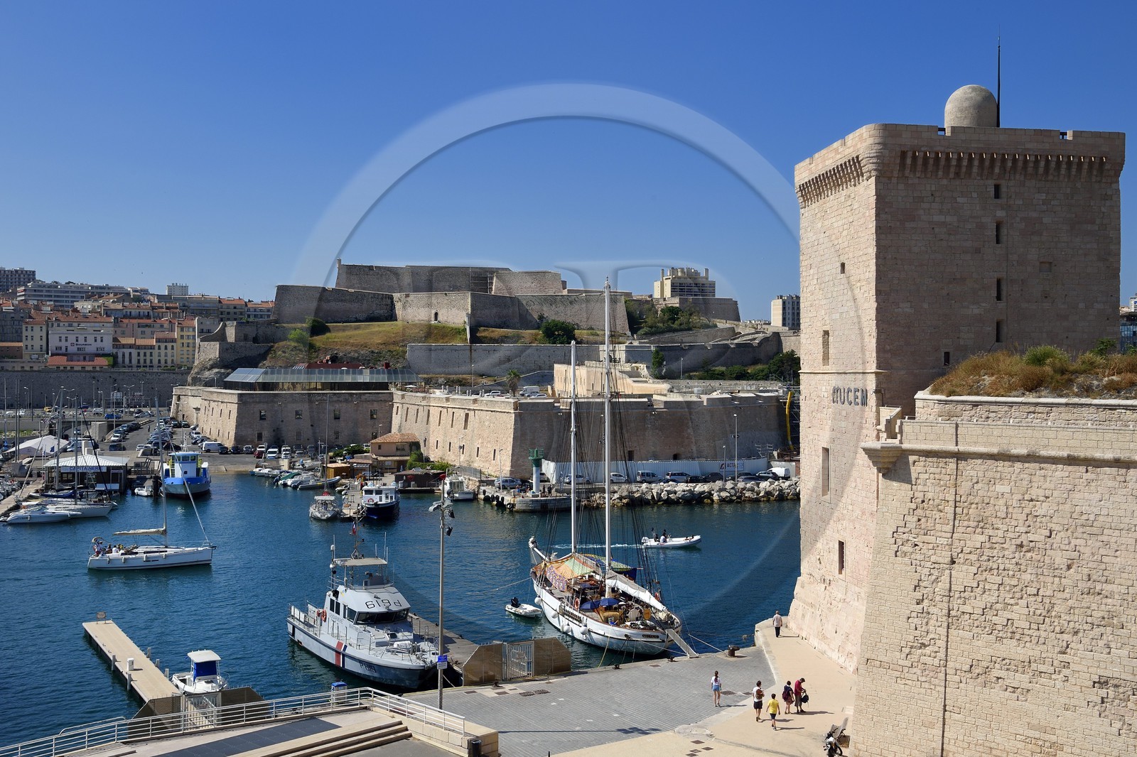 France, Bouches-du-Rhône (13), Marseille, le Fort Saint Jean à l'entrée du Vieux Port et le Fort Saint Nicolas en arrière plan