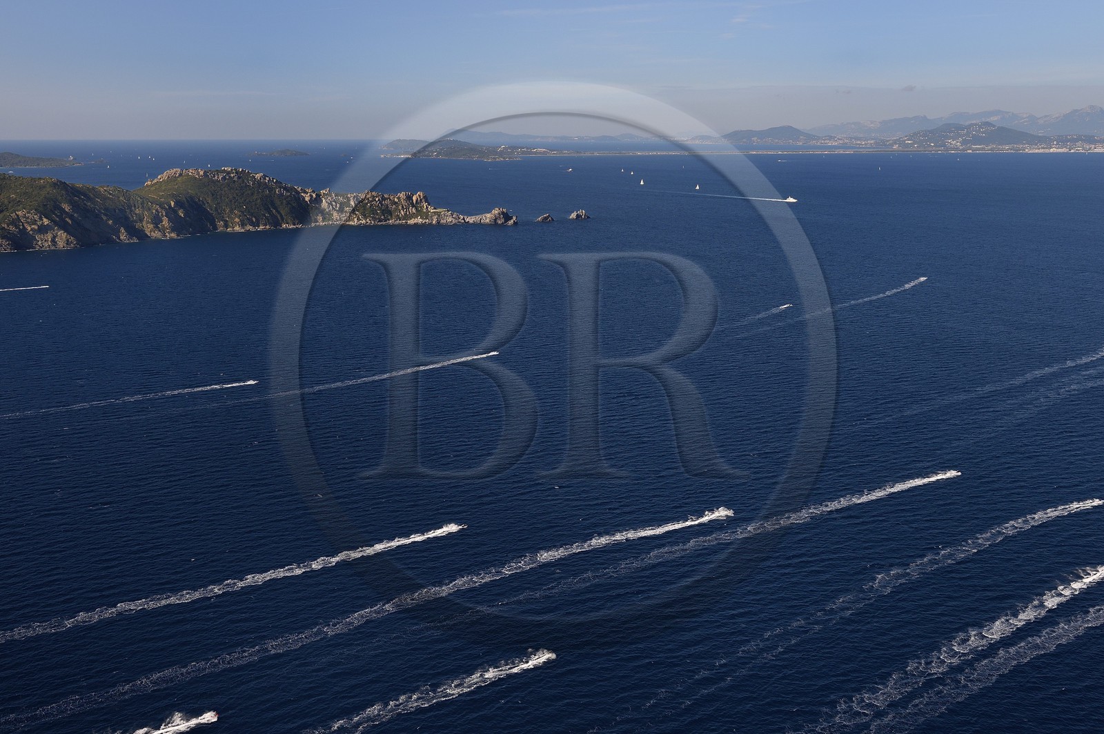 France, Var (83), Iles d'Hyères, parc national de Port Cros, le Cap des Mèdes sur l'Ile de Porquerolles à gauche et la presqu'Ile de Giens en arrière plan (vue aérienne)