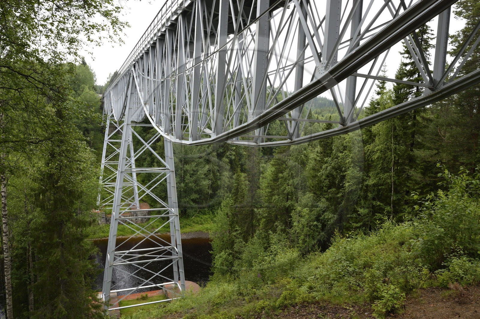 Suède, Comté de Vasterbotten, région d'Umea, la ligne ferroviaire principale du Nord (Norra stambanan), le pont de Tallberg construit en 1881 sur la rivière Öreälven