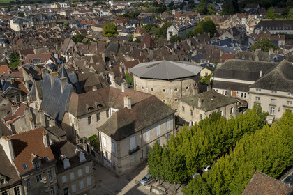 France, Saône-et-Loire (71), Autun, le musée Rolin actuel à gauche sera étendu aux deux bâtiments voisins qui bordent la place Saint-Louis: la prison circulaire du XIXe siècle et l’ancien Palais de Justice à droite