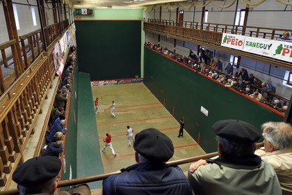 France, Pyrénées-Atlantiques (64), Pays-Basque, Saint-Jean-Pied-de-Port, trinquet Garat, traditionnelle partie de Pelote basque à main nue pour la coupe des Chasseurs