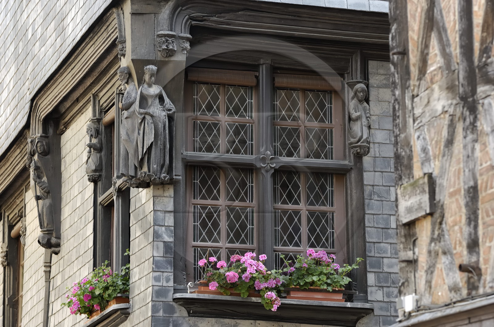 France, Indre et Loire (37), Tours, place Plumereau, maison à l'angle de la rue de la Monnaie