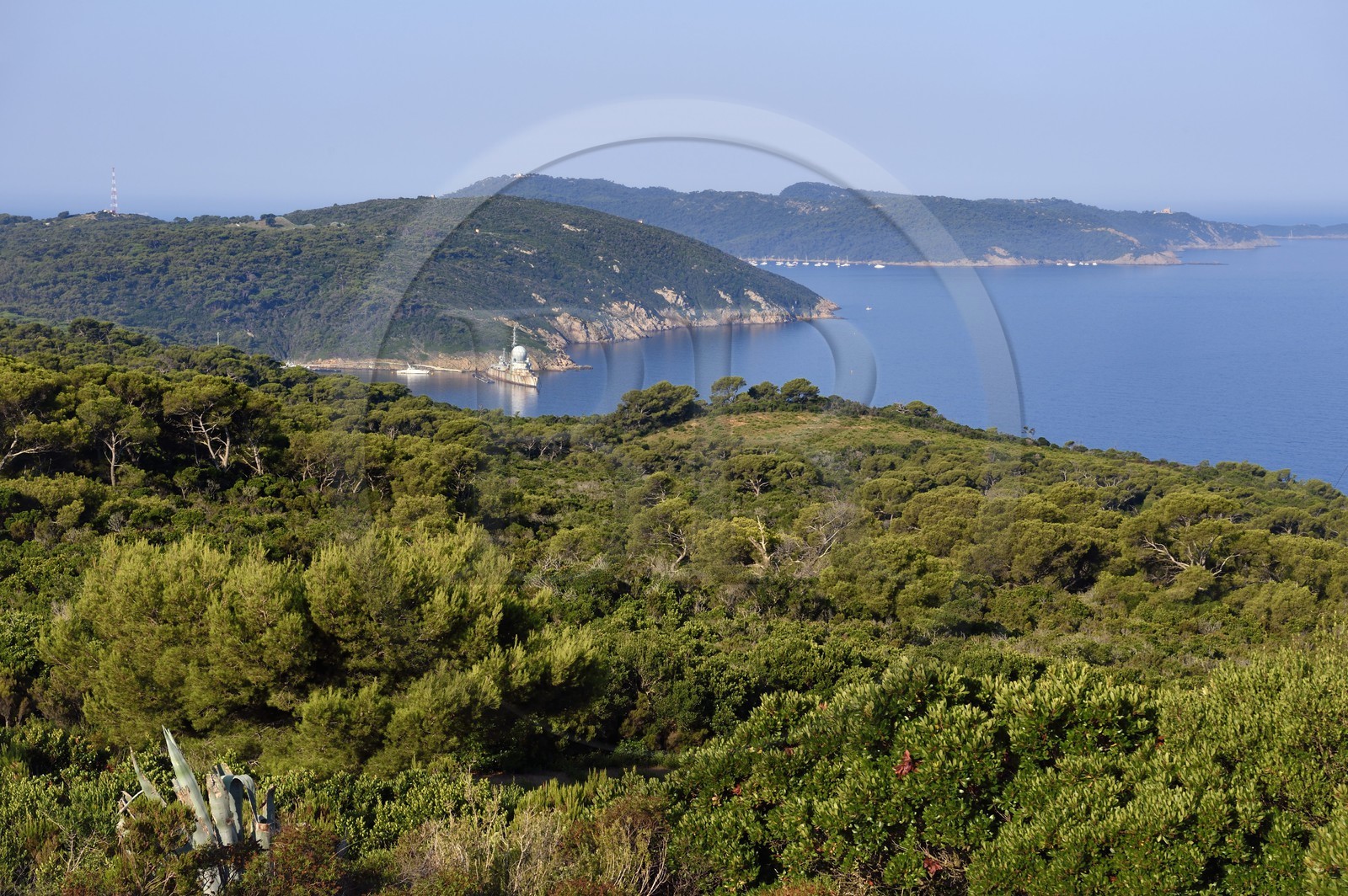 France, Var (83), Iles d'Hyères, Parc national de Port Cros, Ile du Levant, Port Avis protégé par l'ex-frégate lance-missiles Suffren qui fait office de brise lame et l'Ile de Port Cros en arrière plan à droite