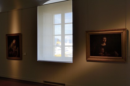 France, Corse-du-Sud (2A), Ajaccio, musée Fesch (musée des beaux-arts), ferry dans le port à travers la fenêtre
