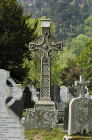 Irlande, comté de Wicklow, région des Monts Wicklow, site monastique de Glendalough, croix celte