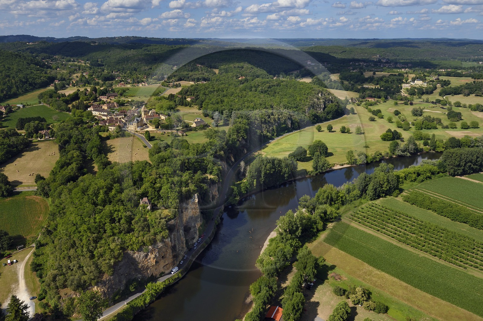 France, Dordogne (24), Périgord Noir, vallée de la Dordogne, la rivière Dordogne à Vitrac (vue aérienne)