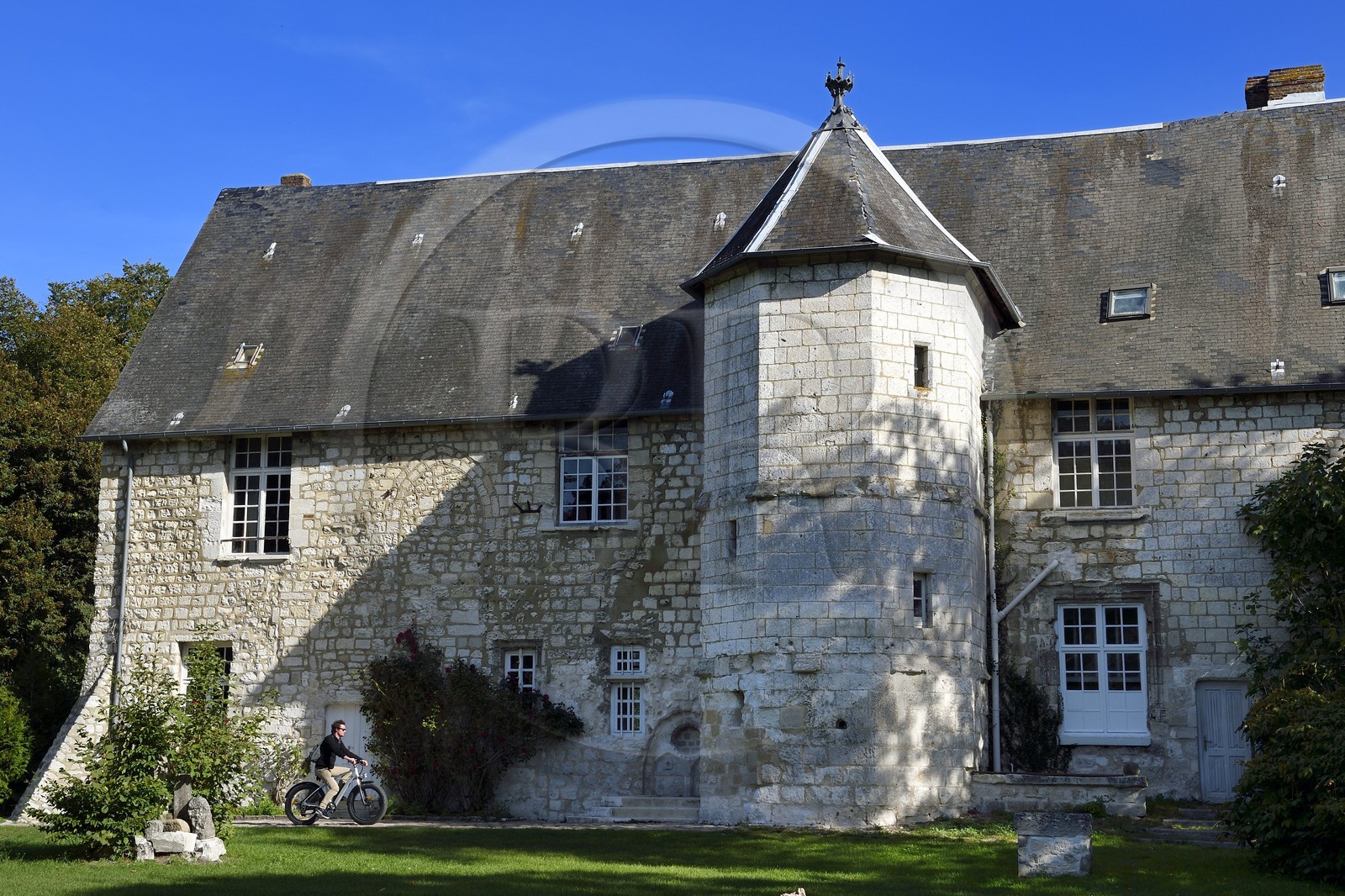 France, Seine-Maritime (76) Parc naturel régional des Boucles de la Seine normande, cycliste devant le manoir des Templiers d'Ambourville