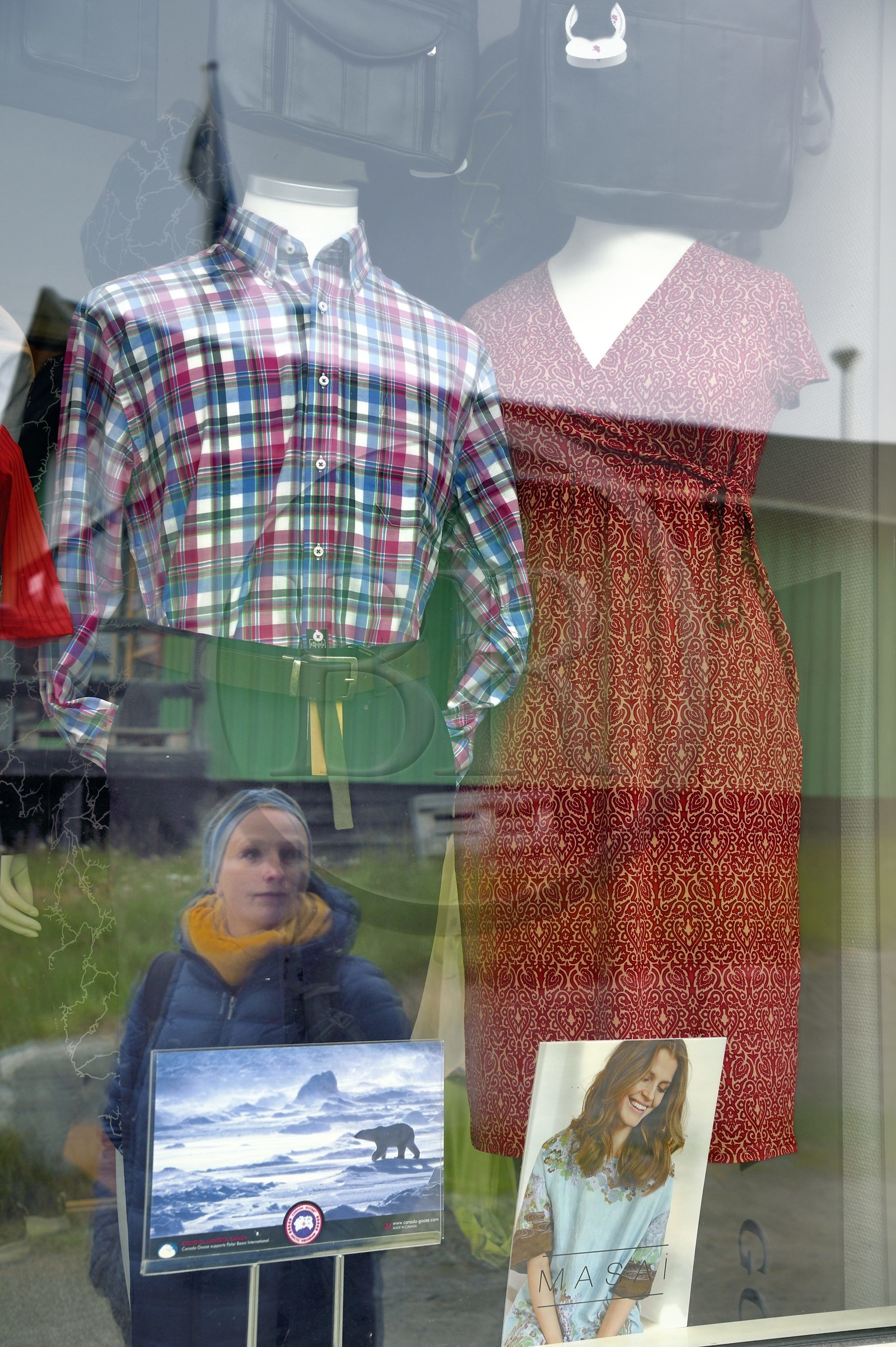 Groenland, région du centre ouest, Sisimiut (autrefois Holsteinsborg), vitrine d'une boutique de vêtements