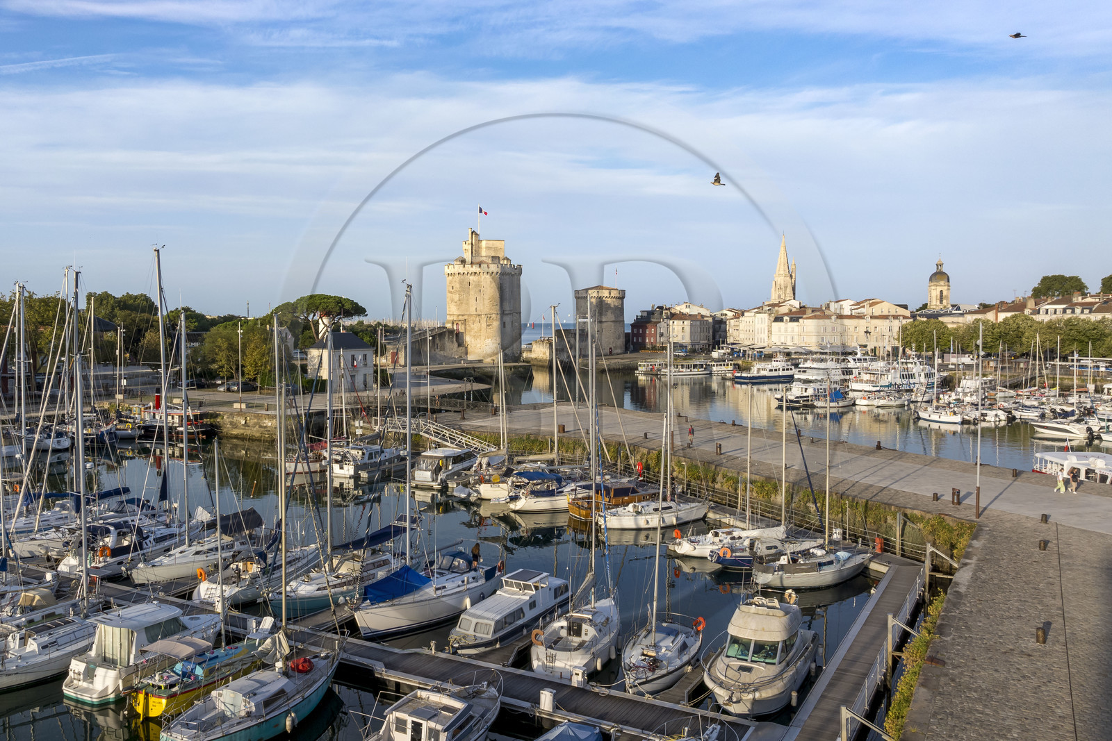 France, Charente-Maritime (17), La Rochelle, la Tour Saint-Nicolas à gauche et la Tour de la Chaîne à droite protègent l'entrée du Vieux Port, le bassin à flot au premier plan et la tour de la Lanterne en arrière plan (vue aérienne)