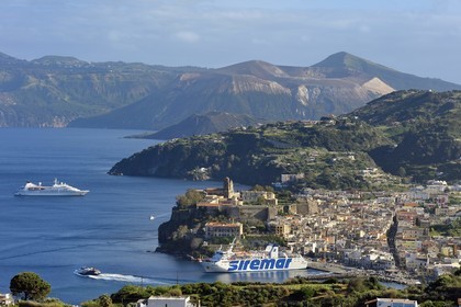Italie, Sicile, iles Eoliennes, classées Patrimoine Mondial de l'UNESCO, Ile de Lipari, la ville de Lipari et le volcan de l'Ile Vulcano en arrière-plan