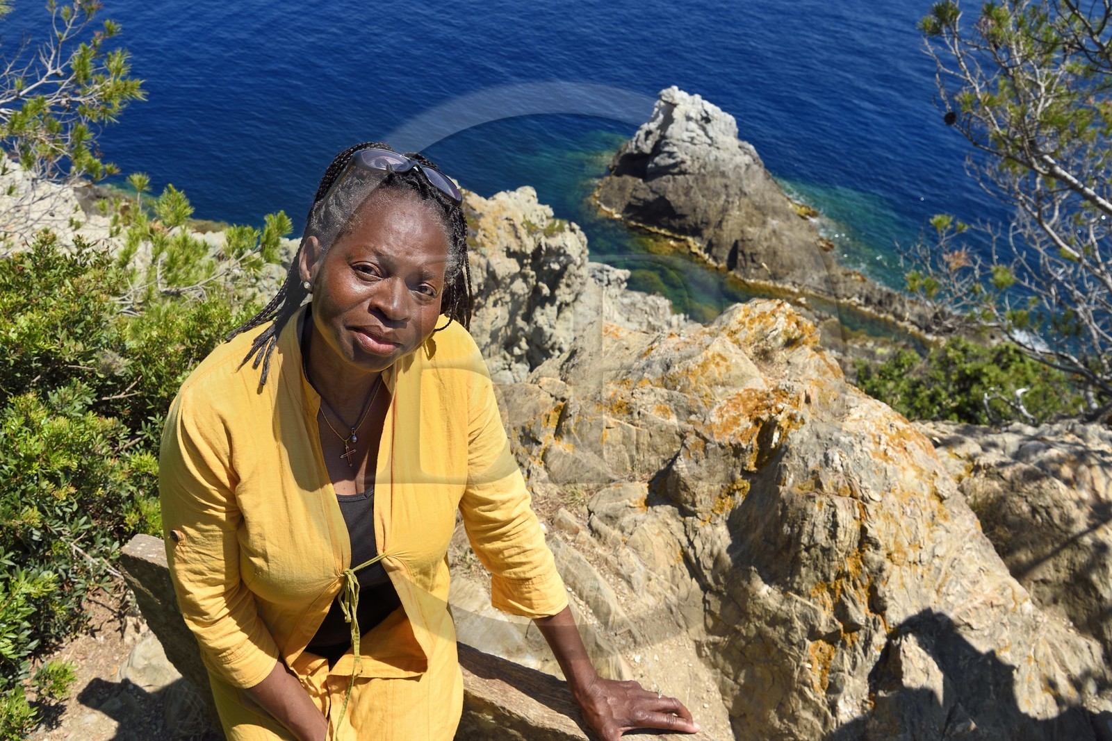 France, Var (83), Iles d'Hyères, parc national de Port Cros, Ile de Porquerolles, cap d'Arme au Rocher de la Croix, l'écrivain et journaliste Marie-Joséphine de Clercq qui vit et travaille dans l'Ile