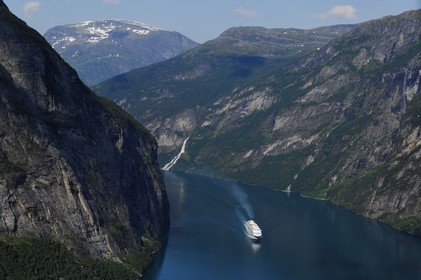 Norvège, More Og Romsdal, bateau de croisière dans le Geirangerfjord (vue aérienne)