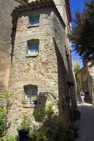 France, Var (83), La Dracénie, village de Tourtour, labellisé Les Plus Beaux Villages de France, maison faisant face à la ruelle du contadou (compte par deux) avec trois fenêtre orientées pour que les bergers puissent compter les moutons, elle est considérée comme étant la plus petite de France