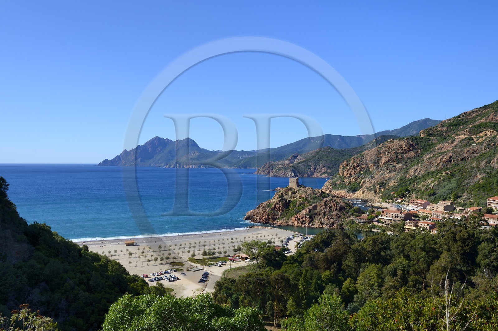 France, Corse-du-Sud (2A), Golfe de Porto, classé Patrimoine Mondial de l'UNESCO, la tour génoise au-dessus de la passe du port de la marine de Porto et sa plage