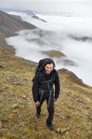 Azerbaïdjan, région de Quba (Guba), chaine de montagne du Grand Caucase, randonnée entre le village de Giriz et de Laza sur le Mont Gizilgaya, le guide de montagne Javid Gara, en arrière plan la frontière russe
