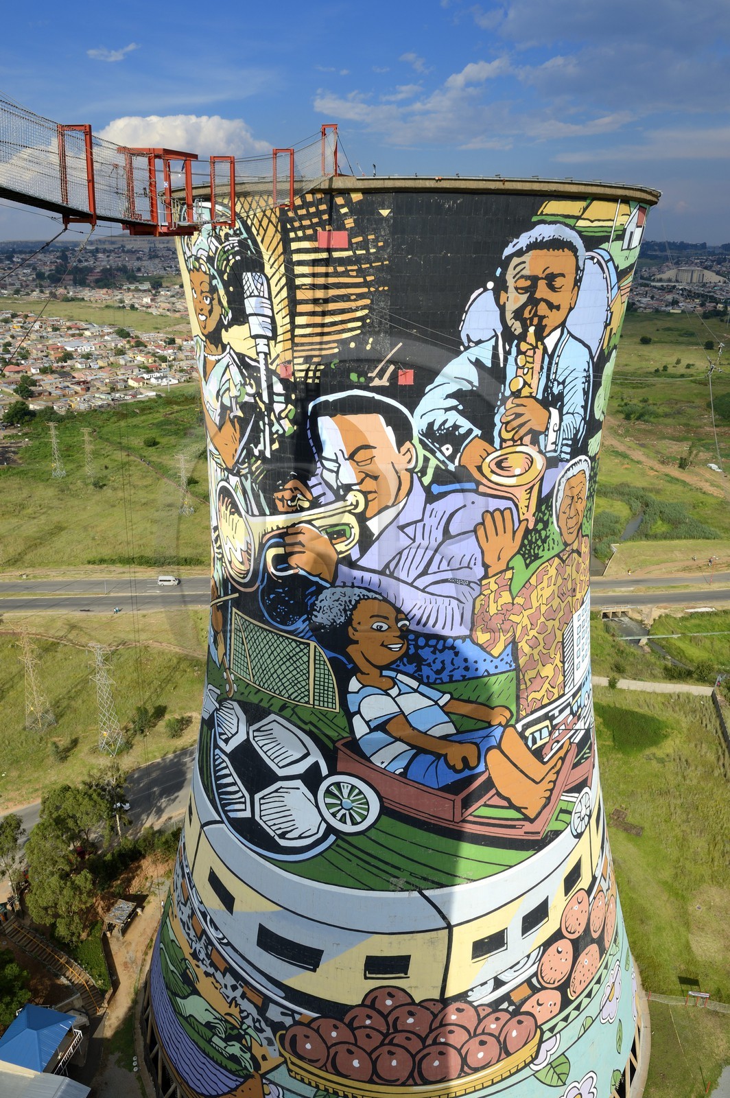 Afrique du Sud, province de Gauteng, Johannesburg, Orlando Towers qui dominent le quartier d'Orlando du township de Soweto, une des deux tours de refroidissement de la centrale d'Orlando