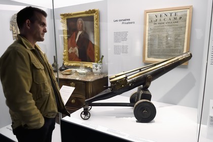 France, Seine-Maritime (76), Pays de Caux, Côte d'Albâtre, Les Pêcheries - Musée de Fécamp, vitrines sur les corsaires