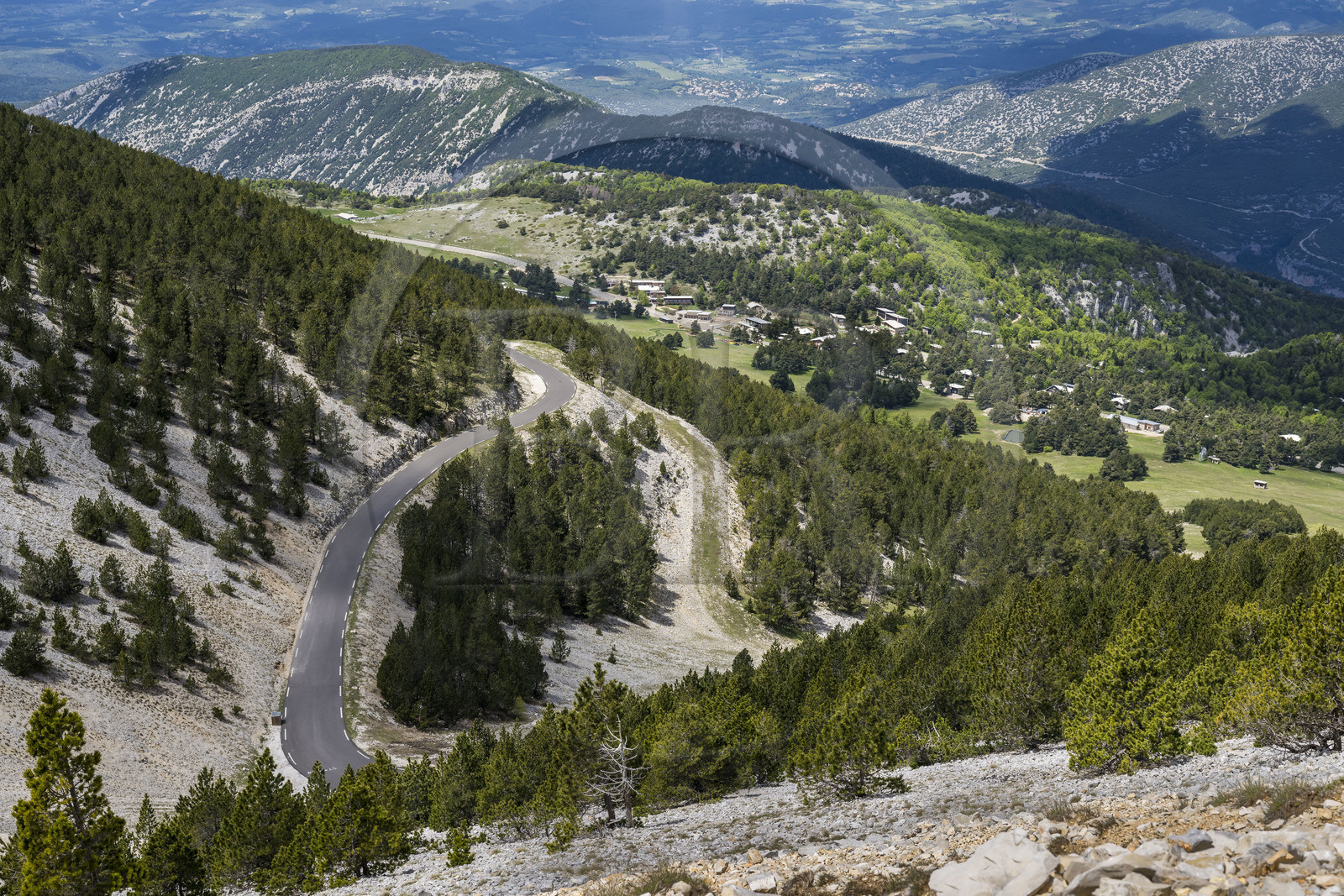 France, Vaucluse (84), Parc Naturel Régional du Mont Ventoux, Beaumont-du-Ventoux, route D974 sur le versant Nord vue depuis le sommet du Mont Ventoux et le Chalet Liotard en arrière plan