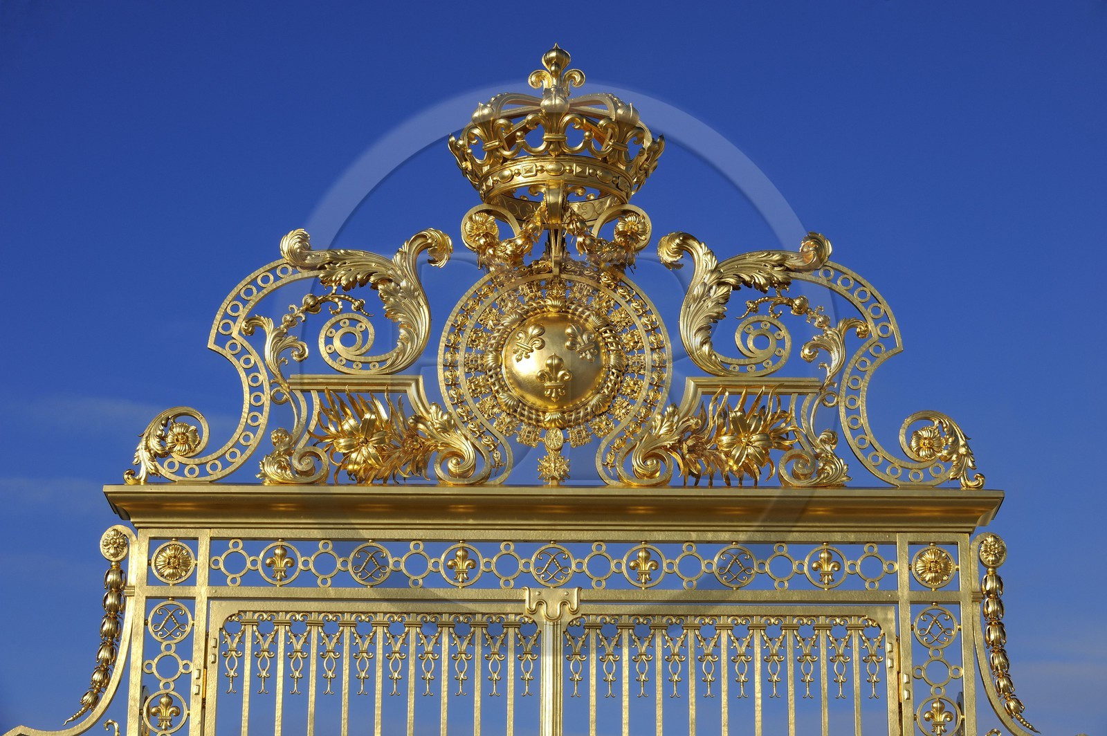 France, Yvelines (78), château de Versailles, classé Patrimoine Mondial de l'UNESCO, détail de la grille royale dessinée par Mansart séparant la cour royale restaurée en juin 2008