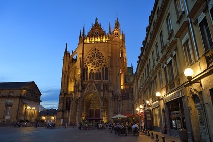 France, Moselle (57), Metz, la cathédrale Saint-Etienne en pierre de Jaumont, la facade occidentale au-dessus du portail principal dit portail de la Vierge et terrasse de Café place Jean Paul 2