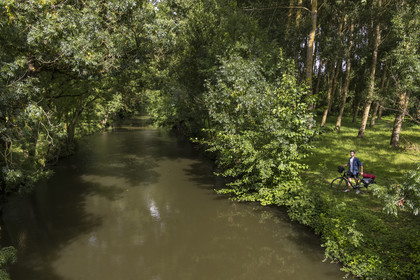 France, Deux-Sèvres (79), le Marais Poitevin, la Venise Verte, Le Vanneau-Irleau, randonnée à bicyclette le long des canaux