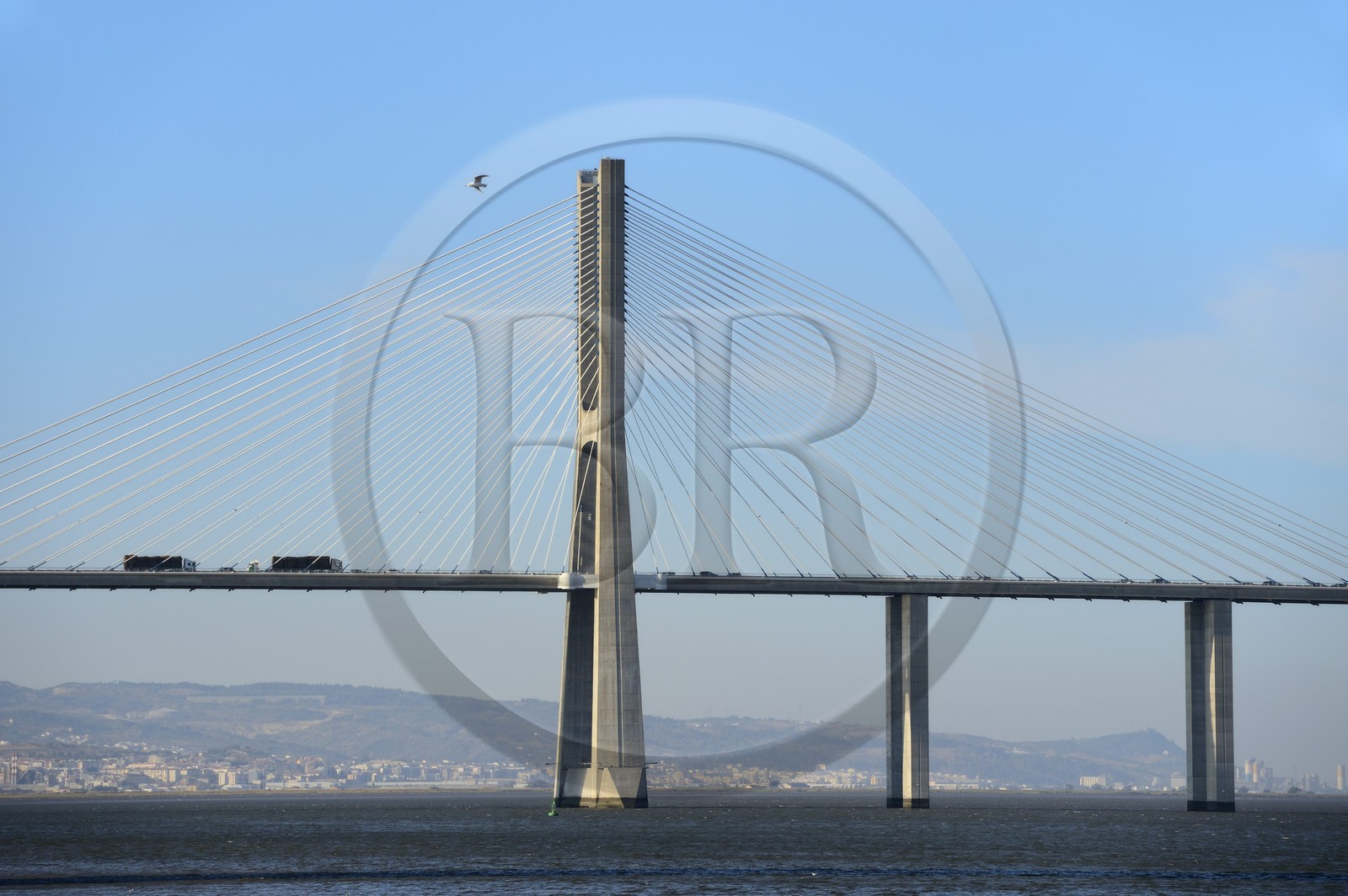 Portugal, Lisbonne, Parque das Nações (Parc des nations) construit pour l'exposition universelle de 1998, le pont Vasco de Gama sur le Tage