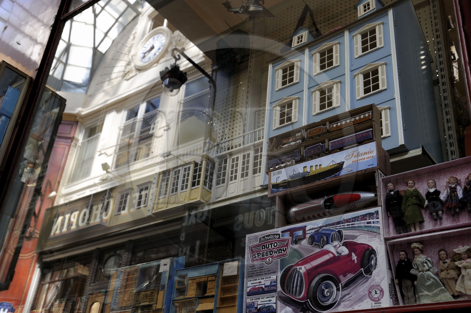 France, Paris (75), Passage Jouffroy, vitrine du magasin de jouets La Boite à Joujou et reflet de l'Hotel Chopin