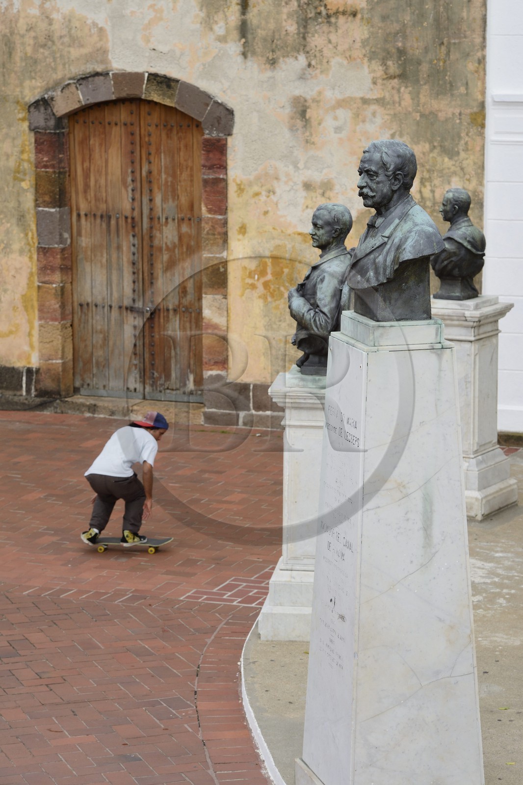 Panama, Panama City, district historique classé Patrimoine Mondial de l'UNESCO, quartier de Casco Antiguo (Viejo), monument dédié a Ferdinand de Lesseps sur la Place de France