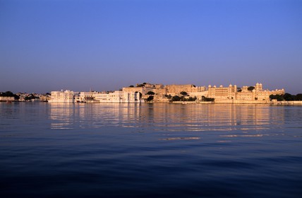 Inde, état du Rajasthan, Udaipur, Le City Palace et le Lake Palace Hôtel se reflètant dans le lac Pichola