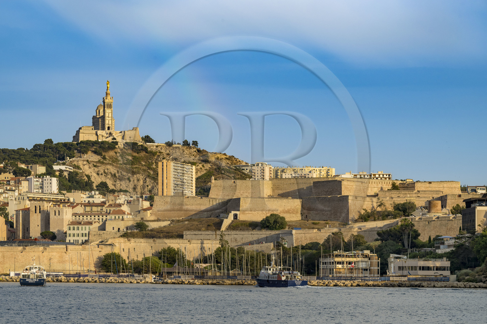 France, Bouches-du-Rhône (13), Marseille, l’abbaye Saint-Victor à gauche et la Citadelle de Marseille (Fort Saint-Nicolas) à droite, la basilique Notre Dame de la Garde en arrière plan