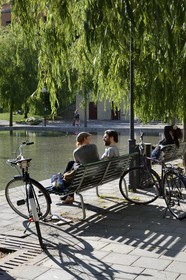Suède, Stockholm, couple d'amoureux sur un banc