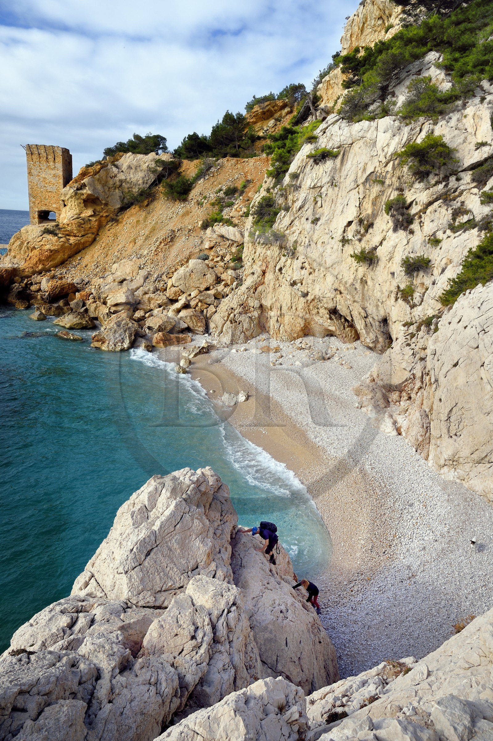 France, Bouches-du-Rhône (13), Ensuès-la-Redonne vers Marseille, la Cote Bleue, randonnée de Niolon au Cap Méjean le long du Sentier des Douaniers, la petite plage de la calanque de l'Erevine