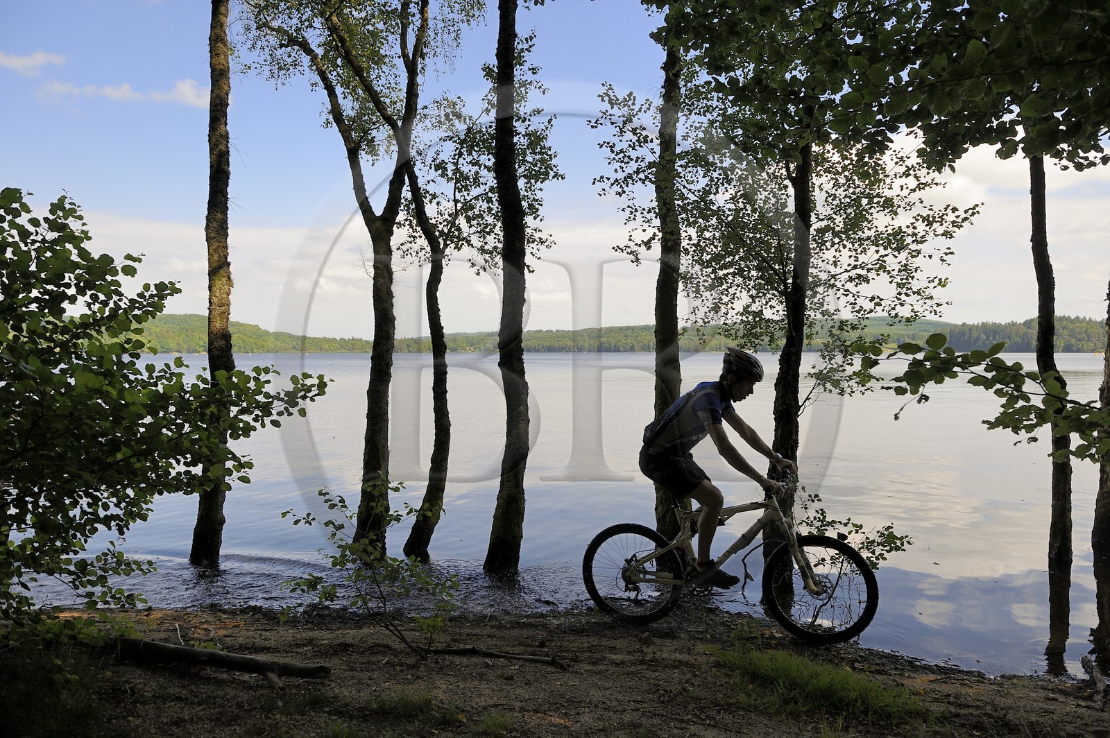 France, Nièvre (58), lac des Settons, découverte à vélo