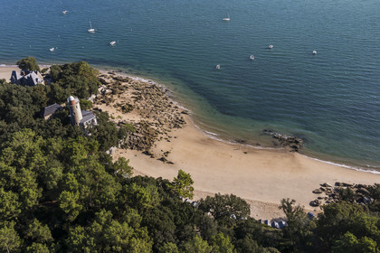 France, Vendée (85), Ile de Noirmoutier, Noirmoutier-en-l'Ile, le Bois de la Chaise, la plage de l'Anse Rouge dominée par la Tour Plantier (vue aérienne)