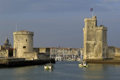 France, Charente-Maritime (17), La Rochelle, la Tour de la Chaine (à gauche) et la Tour Saint-Nicolas protégent l'entrée du Vieux Port