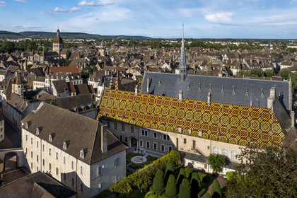 France, Côte-d'Or (21), Beaune, zone classée Patrimoine Mondial de l'UNESCO, Hospices de Beaune, l'Hôtel-Dieu, la basilique collégiale Notre-Dame de Beaune en arrière plan (vue aérienne)