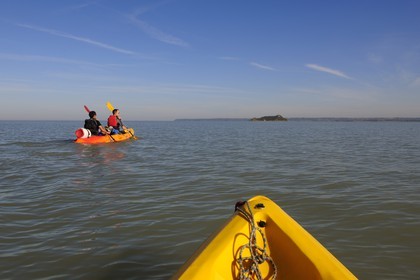France, Manche (50), traversée de la Baie du Mont-Saint-Michel en kayak (www.seakayak-fr.com), arrivée sur l'ile de Tombelaine
