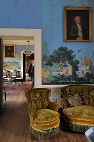 Portugal, région du Minho, Guimaraes, la Casa de Sezim, maison vinicole et d'hôtes, le salon décoré par le papier peint d'origine (vers 1850) de la manufacture Jean Zuber de Rixheim en Alsace