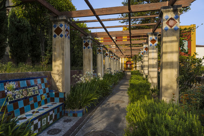 France, Alpes-Maritimes (06), Menton, Jardin Fontana Rosa, villa surélevée ornée de céramiques, qui comprend la bibliothèque et le cinéma personnels de l'écrivain, terrasse à piliers